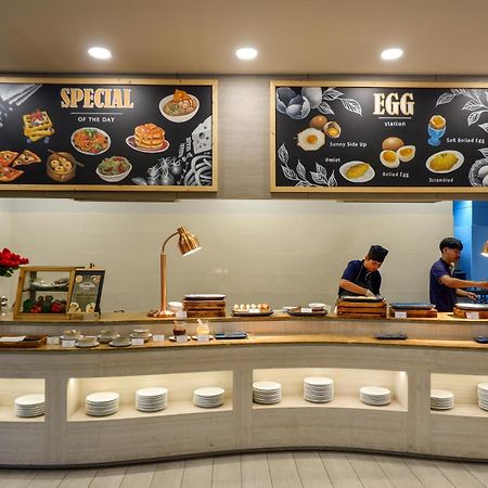 Seabed Grand Hotel Phuket - Sha Extra Plus Exteriör bild A live kitchen at a hotel