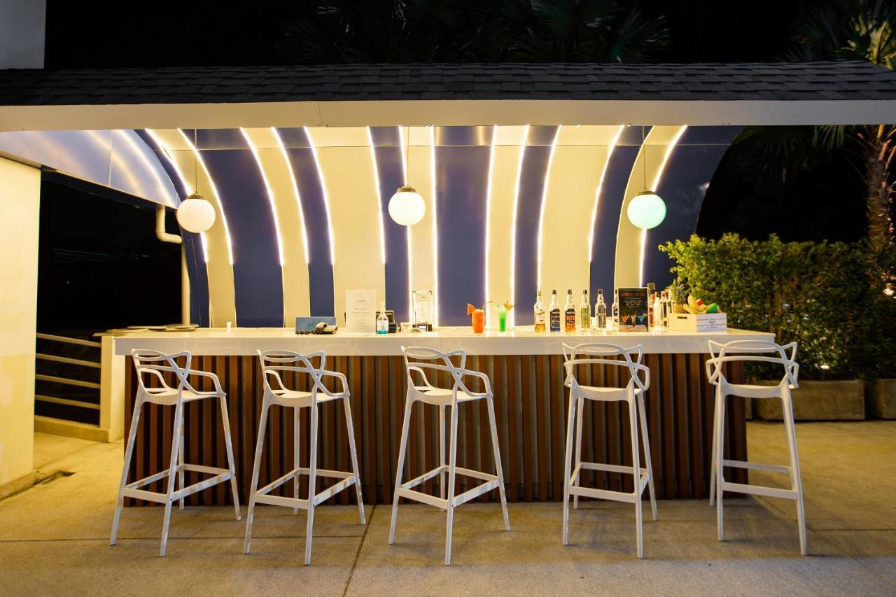Seabed Grand Hotel Phuket - Sha Extra Plus Exteriör bild The bar at the pool