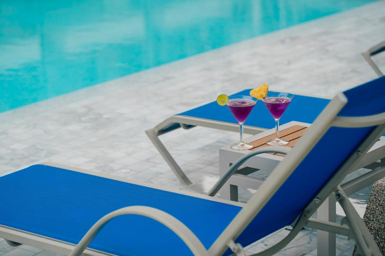 Seabed Grand Hotel Phuket - Sha Extra Plus Exteriör bild A poolside table