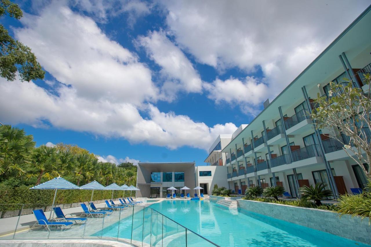 Seabed Grand Hotel Phuket - Sha Extra Plus Exteriör bild The swimming pool at the hotel