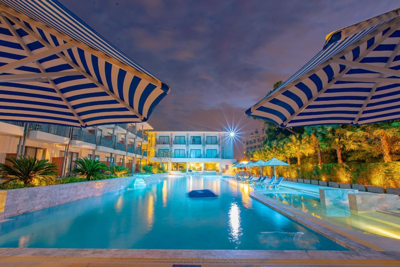 Seabed Grand Hotel Phuket - Sha Extra Plus Exteriör bild The swimming pool at the hotel