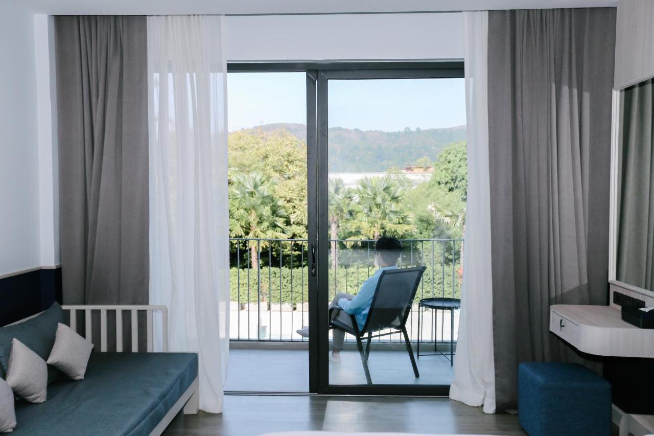 Seabed Grand Hotel Phuket - Sha Extra Plus Exteriör bild A room at the hotel