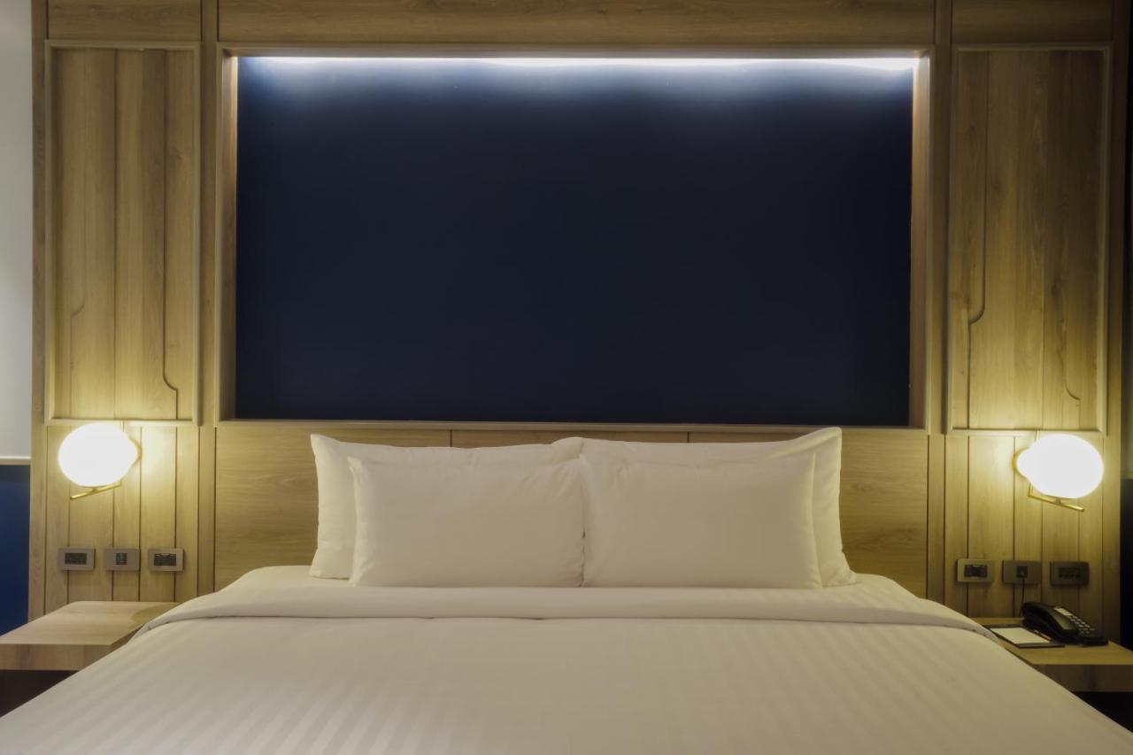 Seabed Grand Hotel Phuket - Sha Extra Plus Exteriör bild A bedroom at the hotel