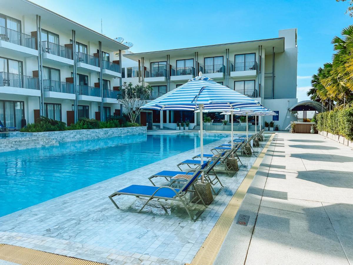 Seabed Grand Hotel Phuket - Sha Extra Plus Exteriör bild The swimming pool at the hotel