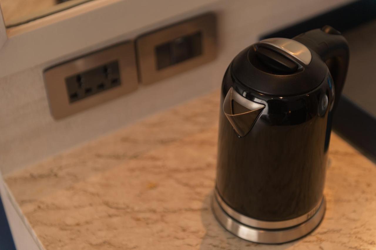 Seabed Grand Hotel Phuket - Sha Extra Plus Exteriör bild A kettle