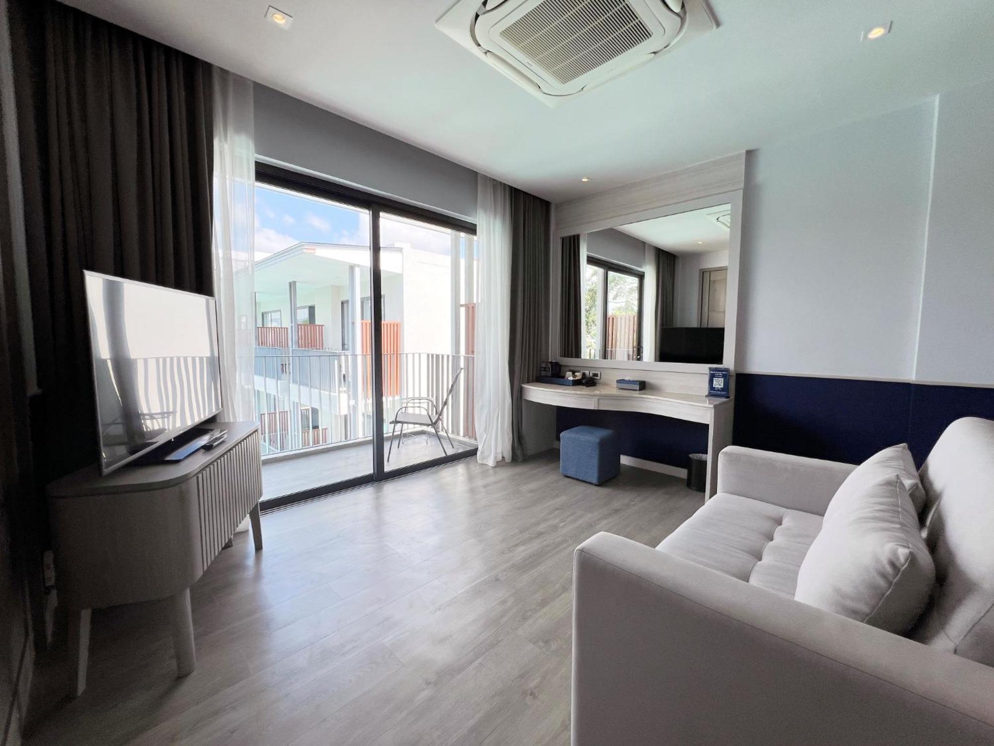 Seabed Grand Hotel Phuket - Sha Extra Plus Exteriör bild A room at the hotel