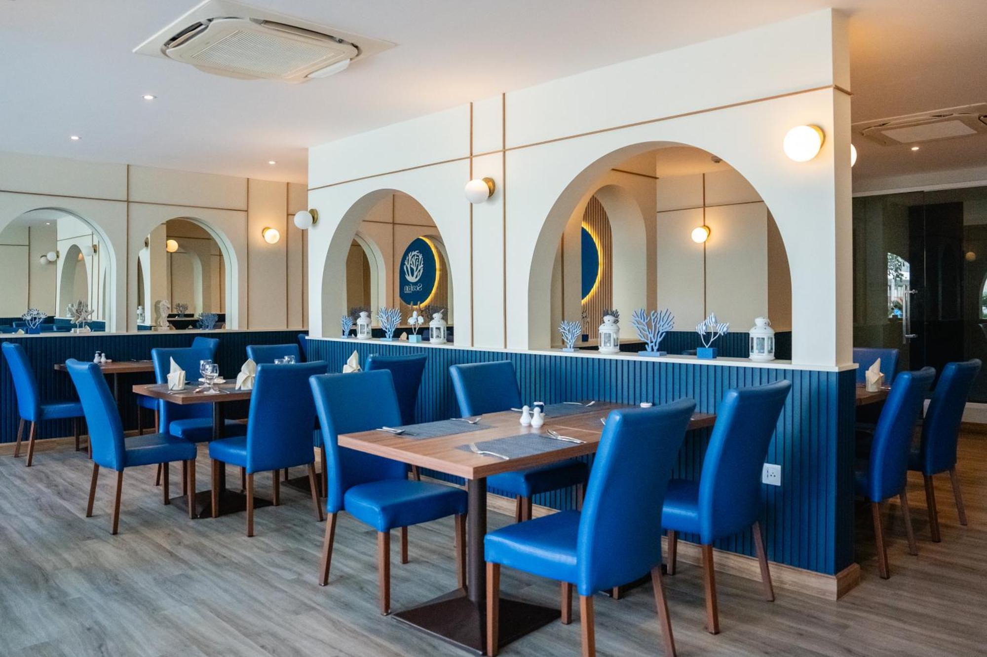 Seabed Grand Hotel Phuket - Sha Extra Plus Exteriör bild The interior of the restaurant