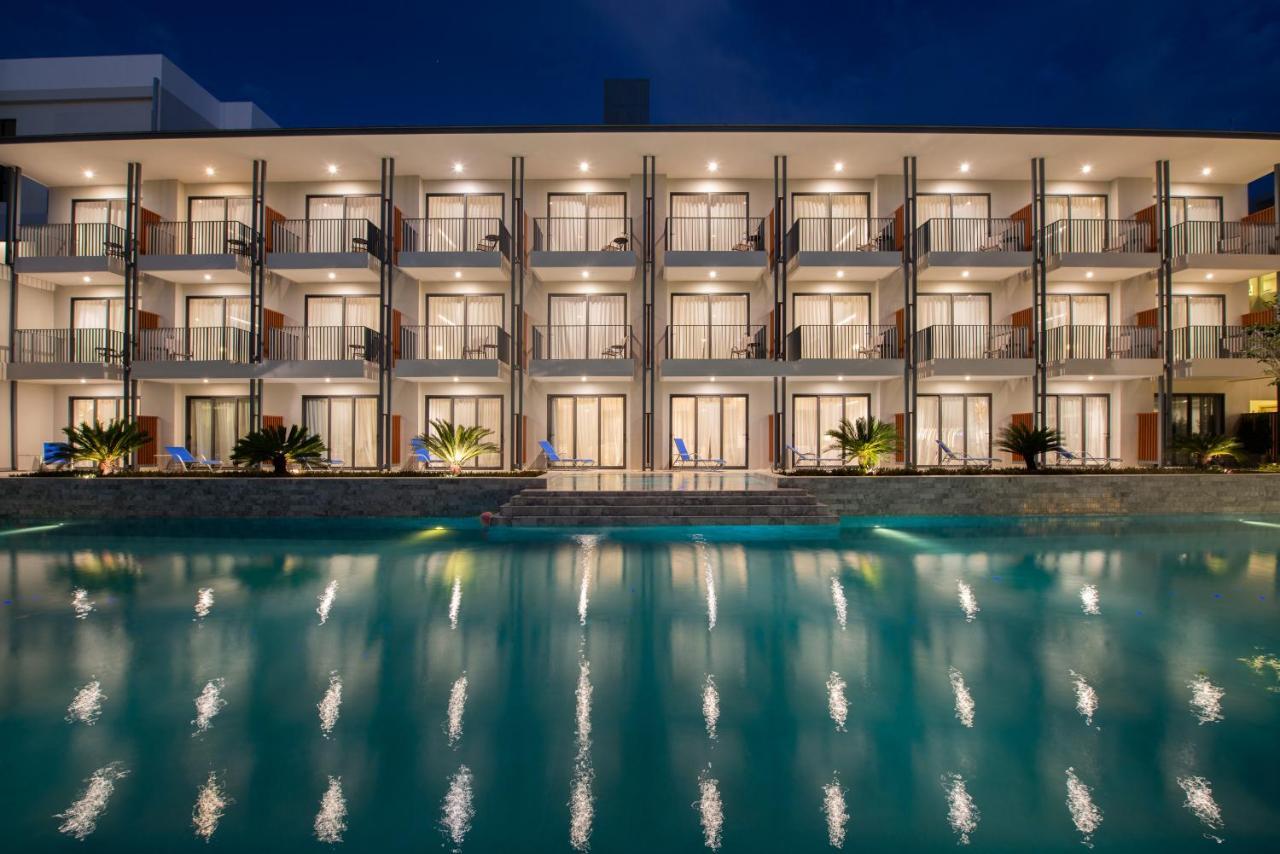 Seabed Grand Hotel Phuket - Sha Extra Plus Exteriör bild The hotel at night