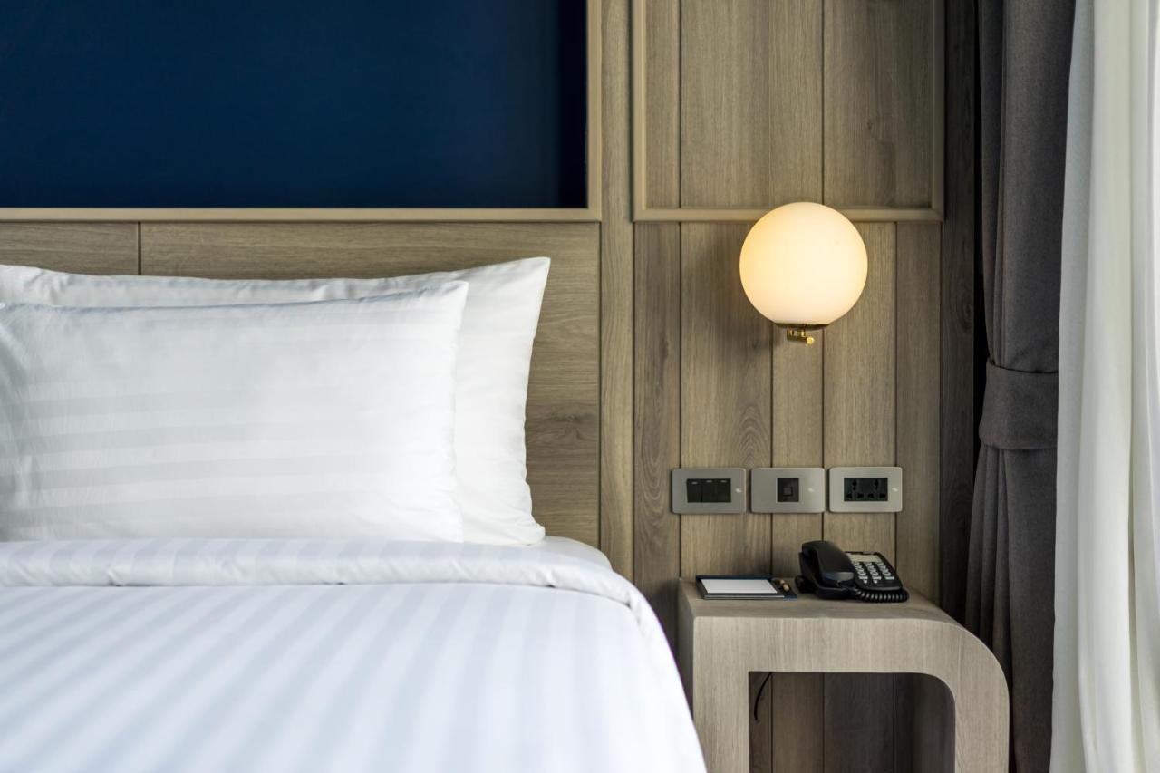 Seabed Grand Hotel Phuket - Sha Extra Plus Exteriör bild A wall-mounted light